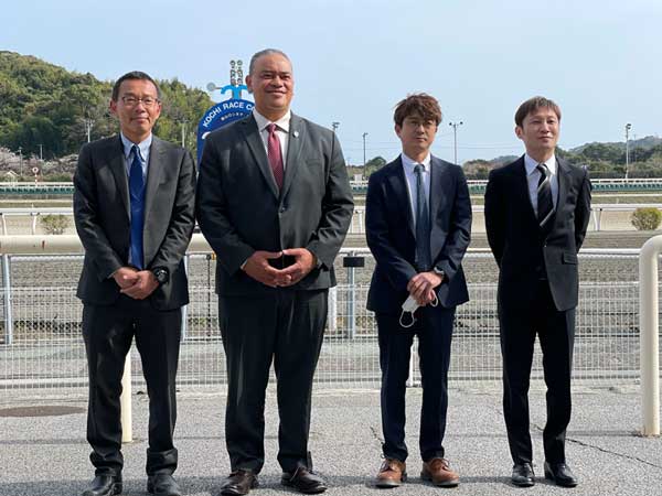 東谷事務局長、テヴィタ・スカ・マンギシ大使、中西達也調教師、赤岡修次騎手