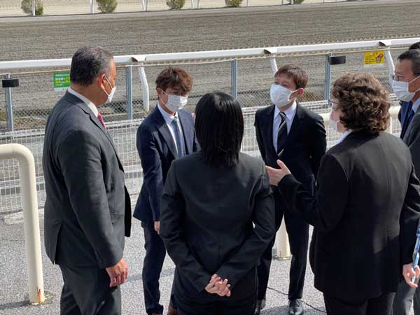 テヴィタ・スカ・マンギシ大使、中西達也調教師、赤岡修次騎手